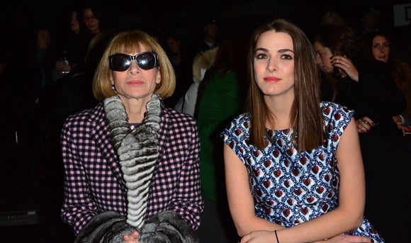 Nacktflitzer im Leo-Tanga am Catwalk