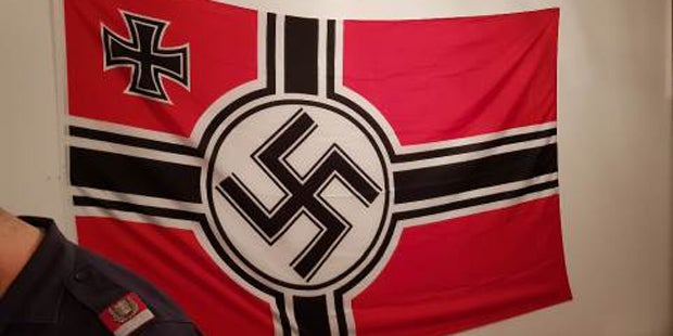 Schock: Kalaschnikow und NS-Flaggen in Wiener Wohnung