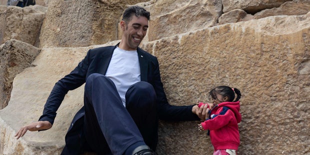 Größter Mann trifft kleinste Frau