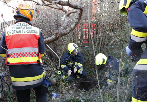 Feuerwehr rettete Hund aus Brunnenschacht