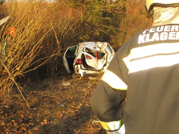Alkolenkerin wurde über Betonleitwand geschleudert