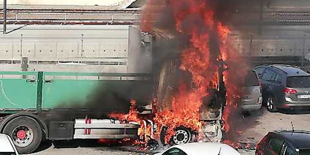 Spektakulärer Lkw-Brand in Gerasdorf