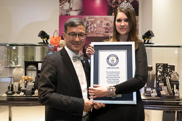 Uhr mit über 15.000 Diamanten schafft es in Guinness-Buch der Rekorde