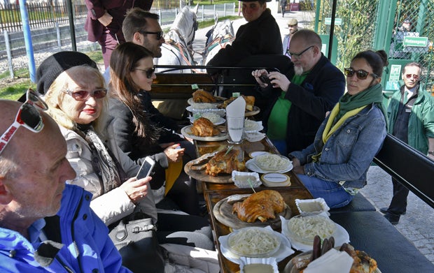 Schweinefleisch im Pferdewagen: Schweizerhaus serviert nun im Fiaker