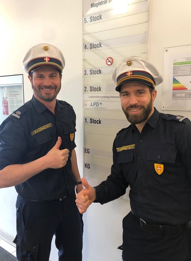 Kreislaufzusammenbruch in U6: Beamte retten 16-Jährige