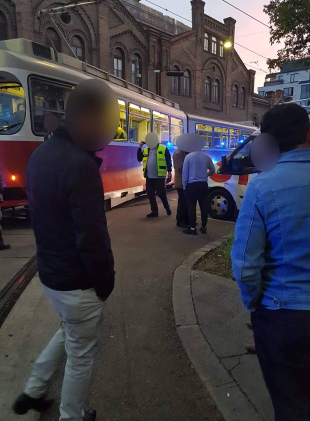 Motorradlenker krachte in Straßenbahn