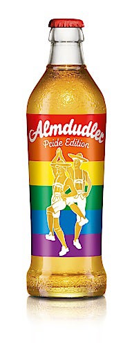 Almdudler bringt  homosexuelles Paar auf Flasche