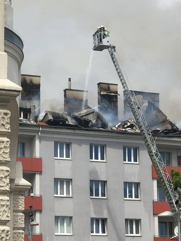Dachbrand in Mehrparteienhaus - Fünf Verletzte