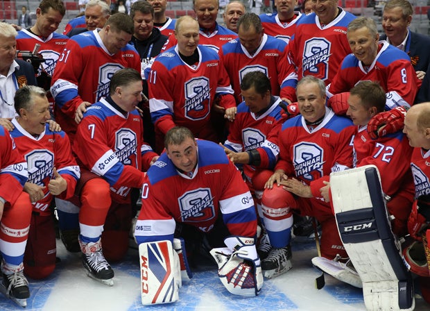 Putin ging aufs Eis - viele Tore und ein Sturz