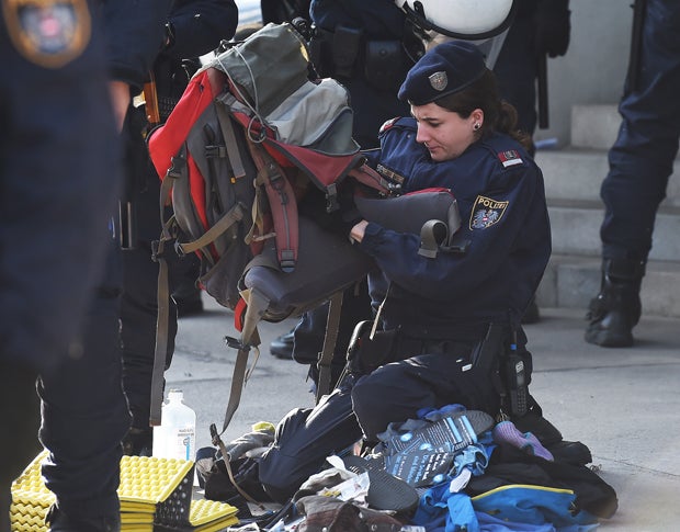 Aktivisten blockierten den Wiener Ring und seilten sich von Aspernbrücke ab