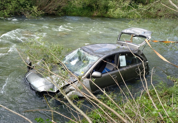 Lenker kam von Straße ab - Feuerwehren zogen Pkw aus Schwarza
