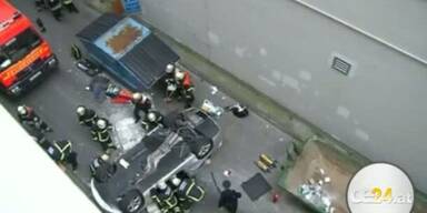 BMW f&auml;llt von Parkhaus - Schwer verletzt