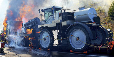 LKW geht auf A21 in Flammen auf