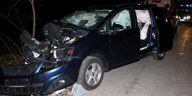 Pkw kam von Straße ab und rammte Baum