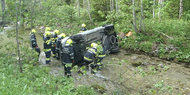 Auto landet nach Unfall auf dem Dach in Bachbett
