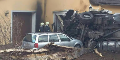 Lkw kracht in Wohnhaus - Rinder entkommen