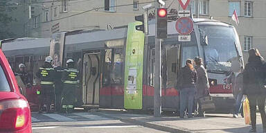 Biker crasht mit voller Wucht in Bim