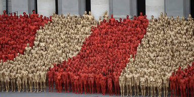 1700 Nackedeis posieren für Fotokünstler