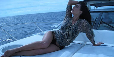 Kim r&auml;kelt sich auf Yacht