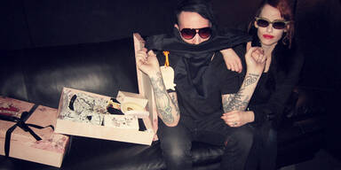 Manson tr&auml;gt Hoschek - zumindest um den Hals