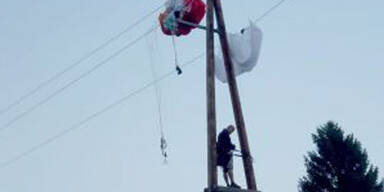 Paragleiter landete bei Graz auf Strommast