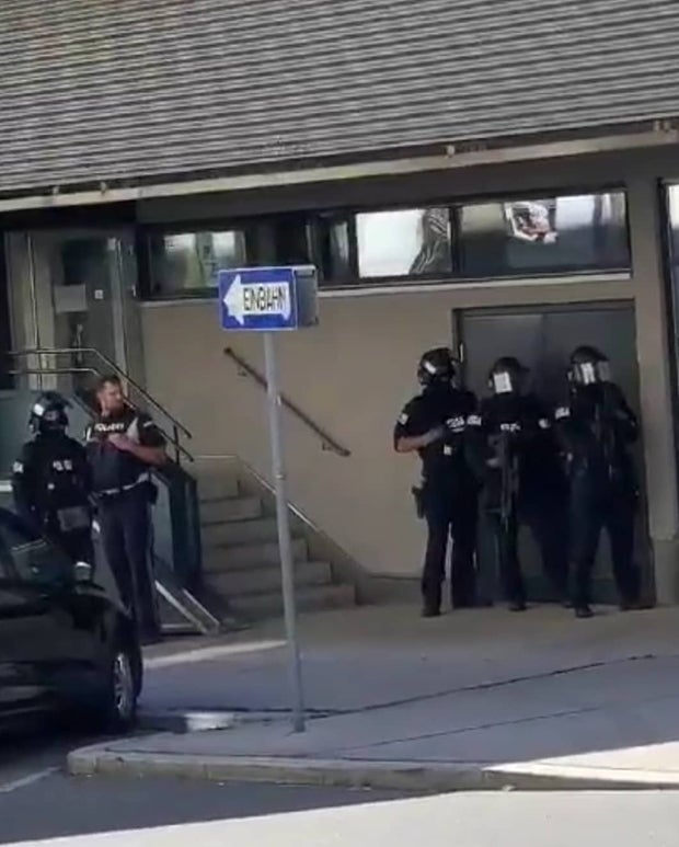 Alkoholisierter schoss bei Verfolgungsjagd aus Autofenster