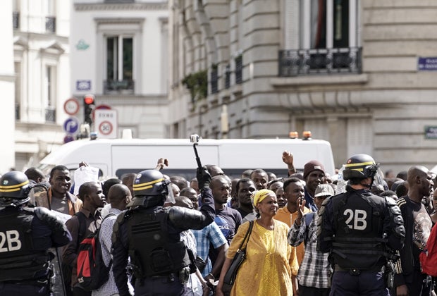 Hunderte Migranten besetzen Pariser Pantheon