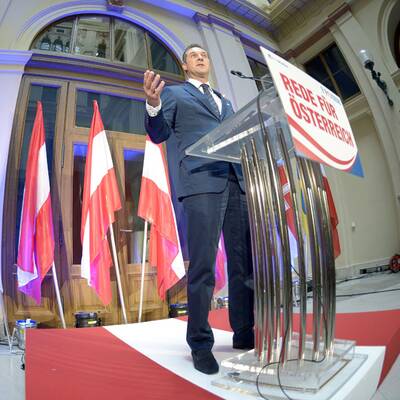 Die Bilder zu Straches Fahnen-Tritt