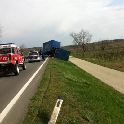 Sturm kippt LKW um