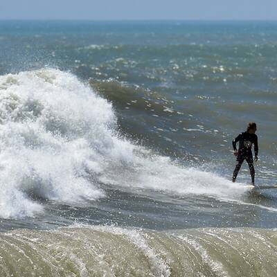 Ein Sanddamm an der Küste