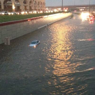 Autos versinken im Regen