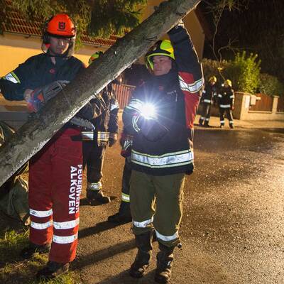 Im Bild: Die Florianijünger beim Aufräumen