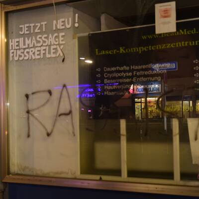 Er will keine Flüchtlinge behandeln, jetzt wurde er Opfer einer Schmierattacke.