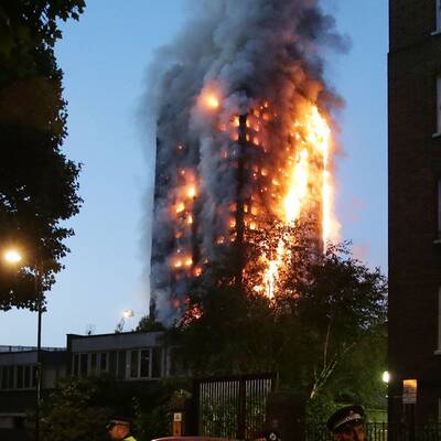 Großbrand in Hochhaus ++ Zahlreiche Verletzte ++