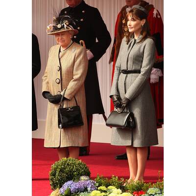 Queen Elisabeth mit ihrem Wegbegleiter: Der Launer-Handtasche
