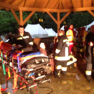 Pöchlarn mehrere Verletzte Bäume auf Personen gestützt