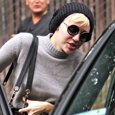 Miley Cyrus beim verlassen einer Hautklinik in Beverly Hills.