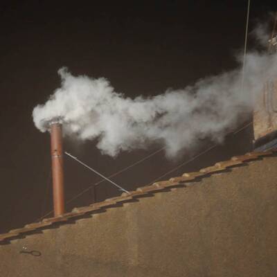 Weißer Rauch über Vatikan