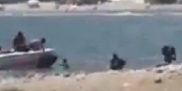 Touristen filmen Drogen-Lieferung am Strand