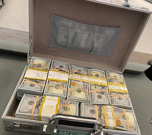 YouTuber kauft Pokemon-Karten für 375.000 $ - und wird bitter enttäuscht