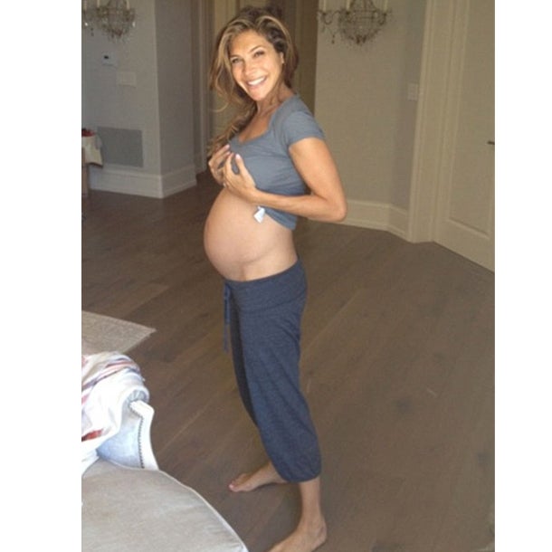 Robbie twittert hochschwangere Freundin