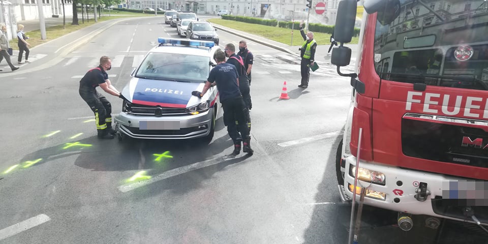 Crash im Morgenverkehr: Polizeiauto kracht in Pkw