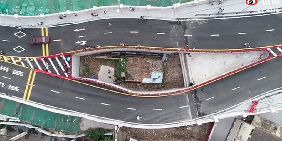 Kuriosität in China: Kleines Haus mitten in einer Autobahnbrücke