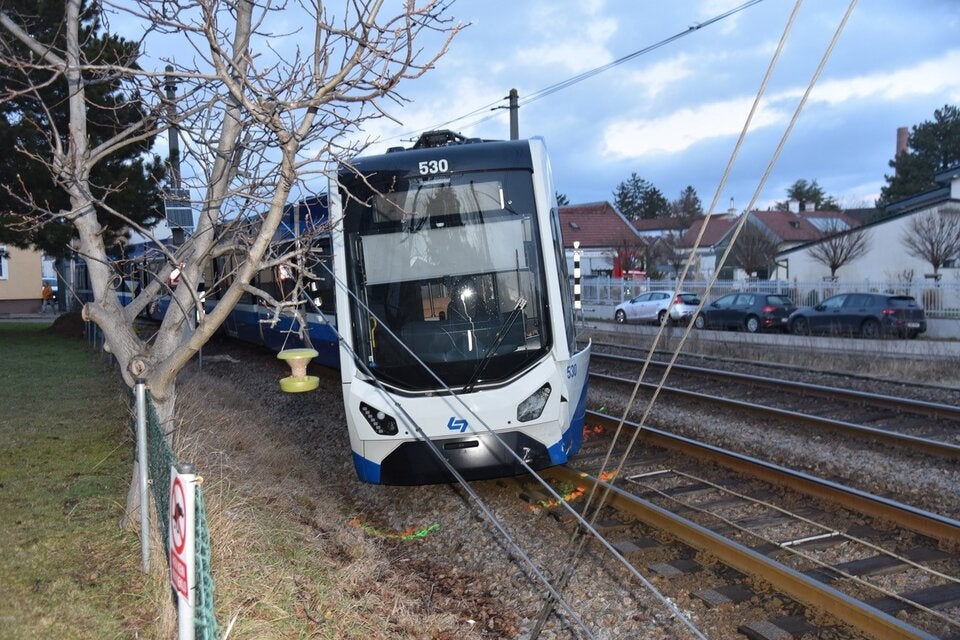 Schock für Fahrgäste: Badner Bahn entgleist