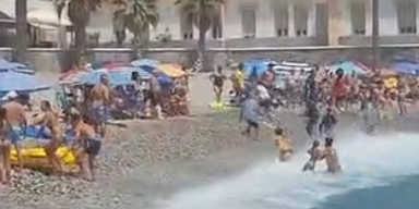 Urlauber in Badehosen und Schlapfen ringen Flüchtlinge nieder