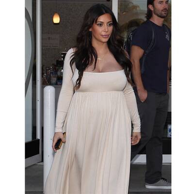 Kim Kardashian schwanger im Maxi-Kleid 