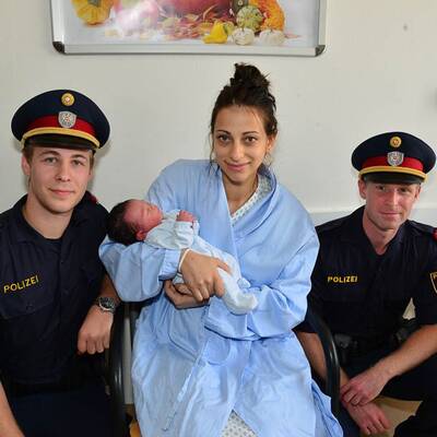 Die Bilder der Polizei-Geburtshelfer