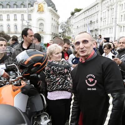 Nachtwölfe legen Kranz in Wien nieder