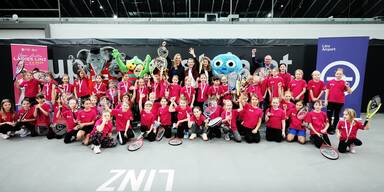 100 M&auml;dchen bekommen Tennisschl&auml;ger geschenkt