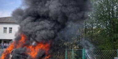 Massiver Autobrand in Oed
